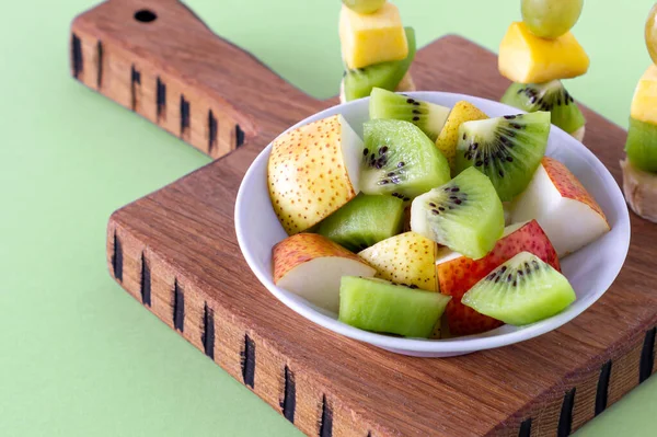 Veganistisch Ontbijt Variëteit Van Fruit Houten Snijplank Selectieve Focus Fruitsalade — Stockfoto