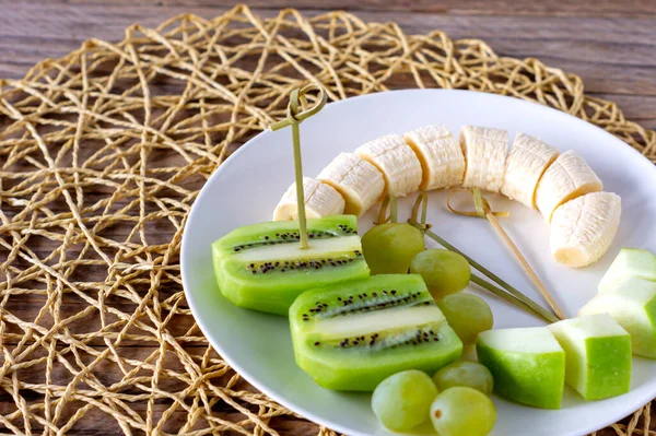 Veganistisch Ontbijt Verschillende Soorten Fruit Appels Bananen Kiwi Druiven Een — Stockfoto