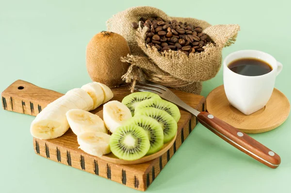 Ontbijt Met Koffiekopje Fruit Verse Plakjes Kiwi Banaan Gezond Ontbijt — Stockfoto