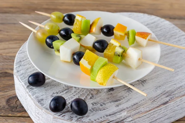 Catering Tafel Met Fruitsalade Canape Voorgerecht Met Vinger — Stockfoto