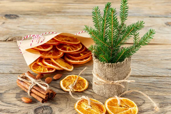 Karácsonyi Kompozíció Lucfenyő Ágakkal Fahéjpálcikákkal Szárított Narancs Szeletekből Készült Fából — Stock Fotó