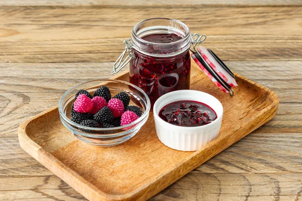 Mastigar Doces Marmelada Com Sabor Baga Mesa Madeira Com Compota — Fotografia de Stock