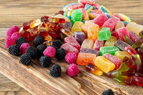 Fruitmarmelade Snoepjes Gelei Snoepjes Een Houten Bureau Fruit Natuurlijk Dessert — Stockfoto