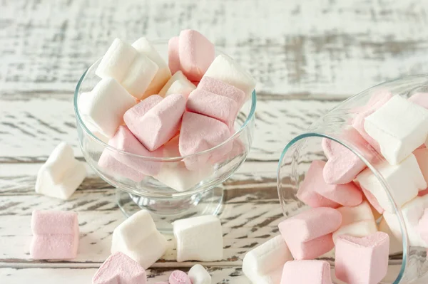 Diverse Roze Witte Marshmallows Glazen Kopjes Houten Ondergrond Hartvormige Marshmallow — Stockfoto