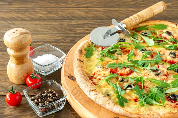 Gebakken Hete Pizza Taart Met Peperoni Tomaten Zwarte Olijven Arugula — Stockfoto