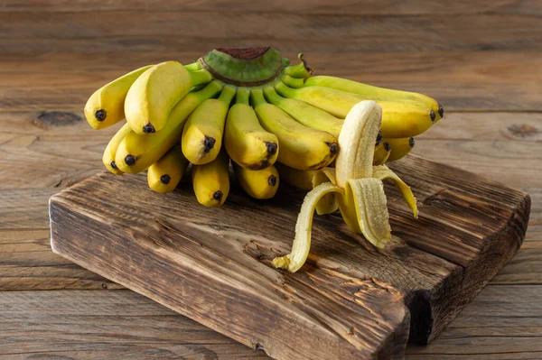 Pisang Matang Pada Latar Belakang Woodn Buah Tropis Yang Lezat — Stok Foto