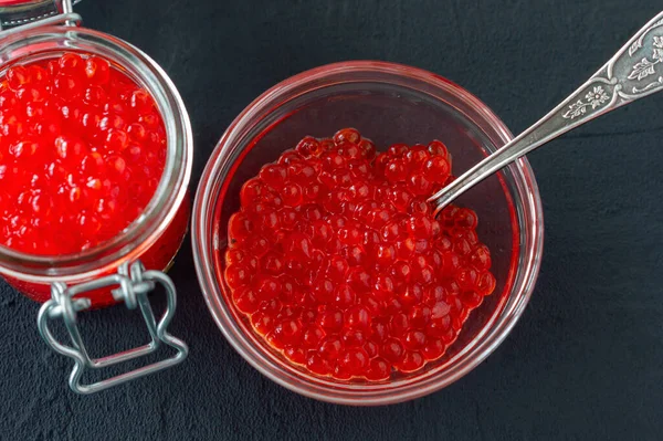 Cam Kavanozda Gümüş Kaşıkla Kırmızı Havyar Deniz Ürünleri Sağlıklı Beslenme — Stok fotoğraf
