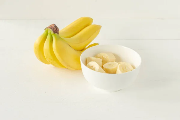 Bananas Maduras Cortadas Tigela Branca Para Comer Conceito Lanche Café — Fotografia de Stock