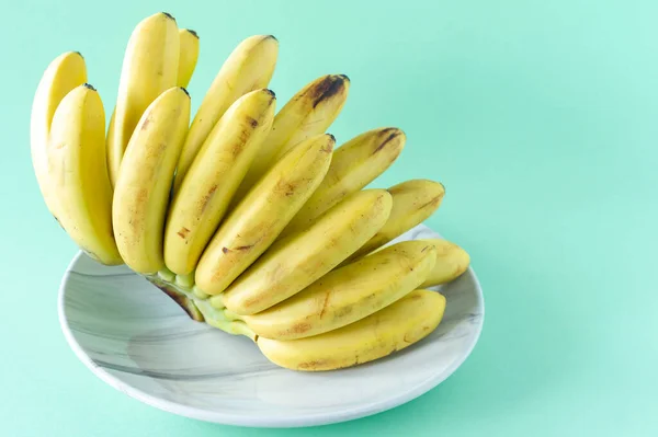 Reife Leckere Bananen Auf Einem Teller Auf Blauem Hintergrund Konzept — Stockfoto