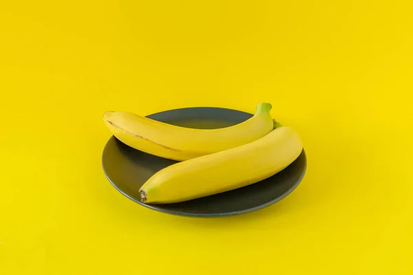 Banane Mûre Sur Plaque Noire Sur Fond Jaune Fruits Tropicaux — Photo