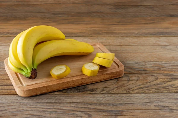 Reife Bananen Auf Holzgrund Leckere Gesunde Tropische Früchte — Stockfoto