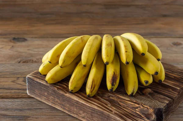 Bananas Maduras Fundo Arborizado Frutos Tropicais Saudáveis Saborosos — Fotografia de Stock