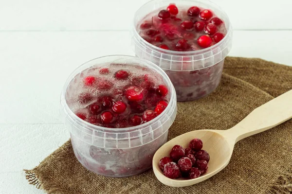 Cranberries Saudáveis Congeladas Recipientes Plástico Com Cubo Gelo Sobre Fundo — Fotografia de Stock