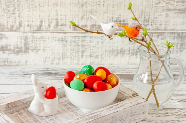 Velikonoční Jarní Kompozice Malovanými Vejci Keramickým Králíčkem Ptáčky Větvičkách Slavnostní — Stock fotografie