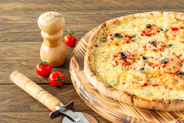 Gebakken Hete Pizza Taart Met Peperoni Tomaten Zwarte Olijven Mozzarella — Stockfoto