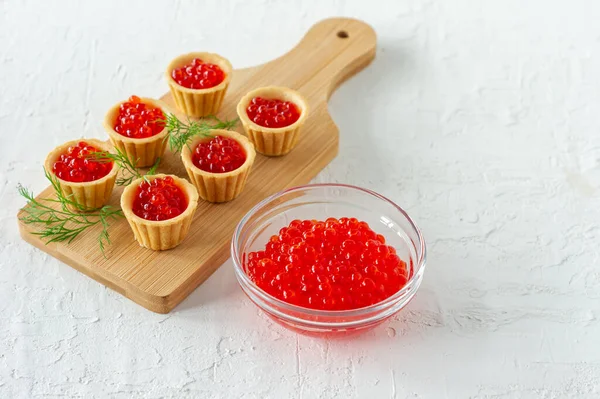 Tartlets Com Manteiga Caviar Vermelho Comida Gourmet Aperitivo Delicatessen Frutos — Fotografia de Stock