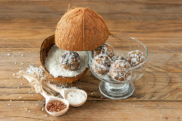 エネルギーボール お菓子適切な栄養自家製 日付から作られました アプリコット アーモンドと蜂蜜とココナッツ — ストック写真