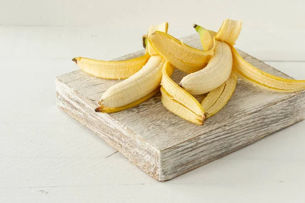 Reife Bananen Auf Holzgrund Leckere Gesunde Tropische Früchte — Stockfoto