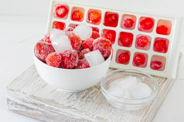 Verse Rijpe Aardbeien Bevroren Ijsblokjes Witte Achtergrond Gezond Zomereten — Stockfoto