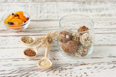 Fındık, kakao, hindistan cevizi ve bal ile sağlıklı organik enerji ısırıkları - vejetaryen çiğ çerez veya yemek.