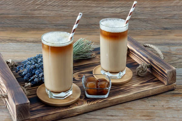 Latte Capuchino Con Espuma Leche Lavanda Vaso Alto Bandeja Madera — Foto de Stock