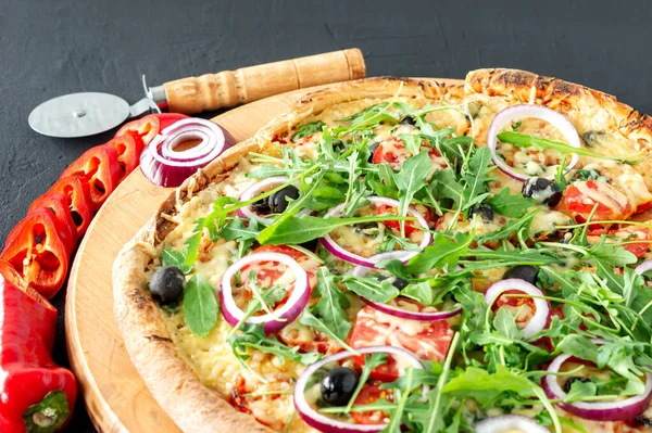 Gebakken Hete Pizza Taart Met Peperoni Tomaten Zwarte Olijven Arugula — Stockfoto