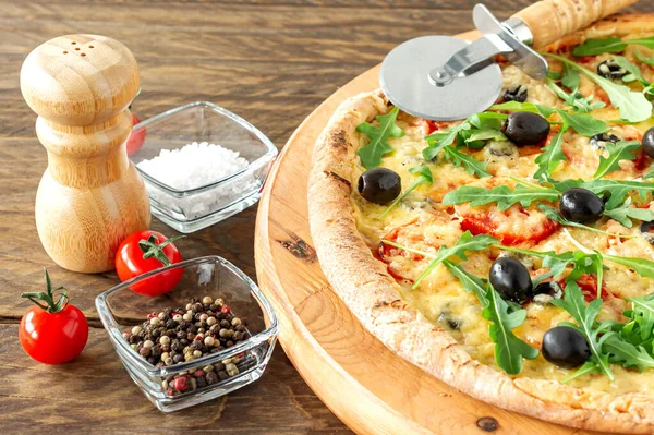 Gebakken Hete Pizza Taart Met Peperoni Tomaten Zwarte Olijven Arugula — Stockfoto