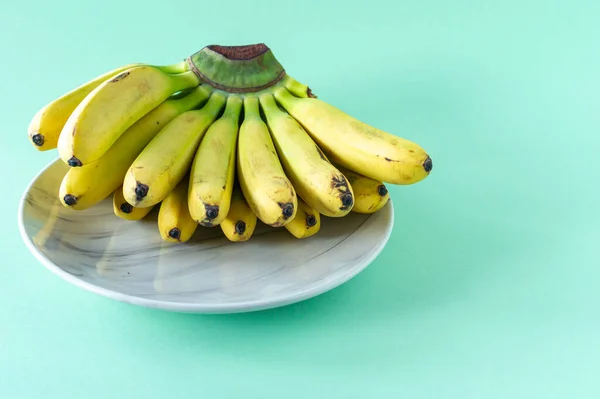 Reife Leckere Bananen Auf Einem Teller Auf Blauem Hintergrund Konzept — Stockfoto