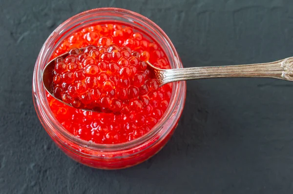 Caviar Vermelho Jarra Vidro Com Colher Prata Comida Mar Alimentação — Fotografia de Stock