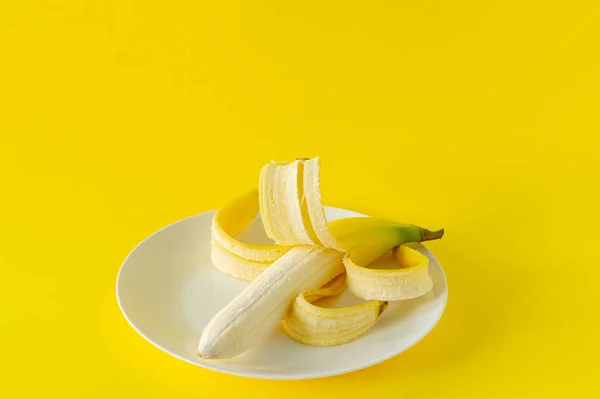 Plátano Maduro Sobre Plato Negro Sobre Fondo Amarillo Frutas Tropicales — Foto de Stock