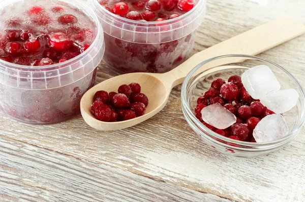 Cranberries Saudáveis Congeladas Recipientes Plástico Com Cubo Gelo Sobre Fundo — Fotografia de Stock