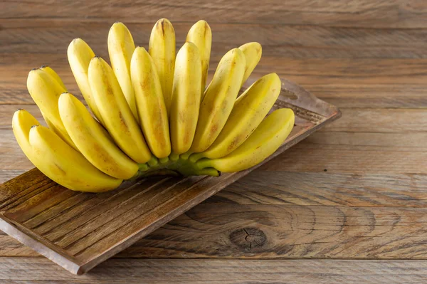 木の背景にバナナを熟す おいしい健康的なトロピカルフルーツ — ストック写真