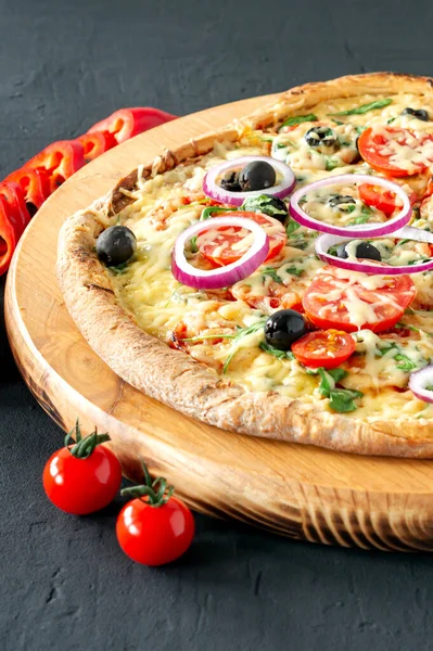 Gebakken Hete Pizza Taart Met Peperoni Tomaten Zwarte Olijven Arugula — Stockfoto