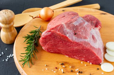 ızgara ya da barbekü için hazırlanmış taze ve çiğ et ve ahşap tahtada taze organik biberiye..