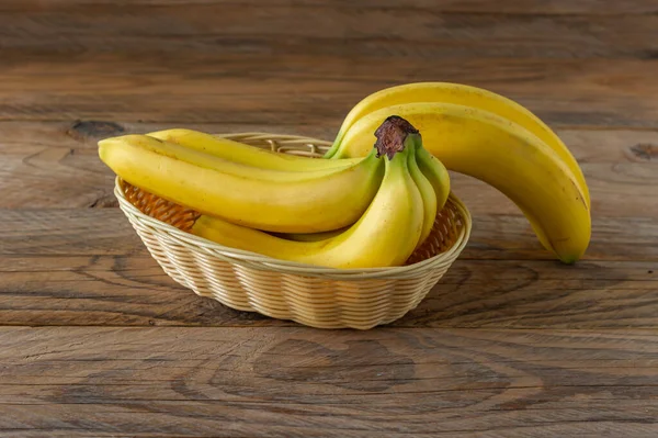 Rip Monte Bananas Cesta Vime Fundo Madeira Conceito Alimentação Saudável — Fotografia de Stock