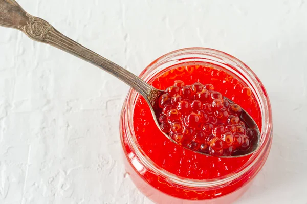 Roter Kaviar Glas Mit Silberlöffel Meeresfrüchte Gesunde Ernährung Ernährung Weißer — Stockfoto