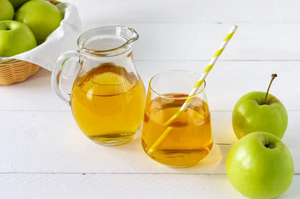 Frischer Hausgemachter Apfelsaft Und Grüne Äpfel Auf Weißem Tisch Gesundes — Stockfoto
