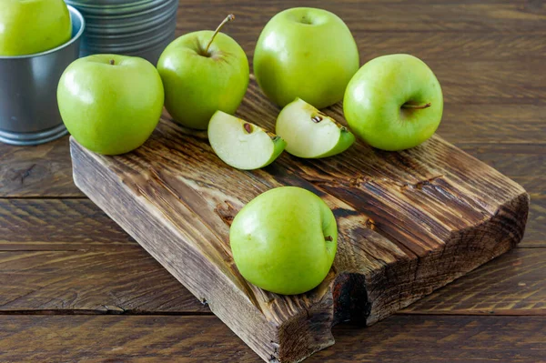 Grüne Reife Äpfel Auf Dem Holztisch Rustikaler Stil Umweltfreundliche Landwirtschaft — Stockfoto