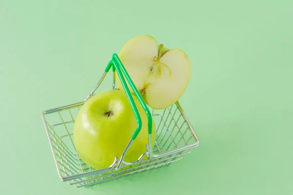 Manzanas Verdes Maduras Cesta Compra Juguete Sobre Fondo Verde Concepto —  Fotos de Stock