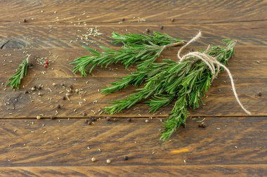 Tahtaya bağlanmış kuru tohumlarla biberiye..