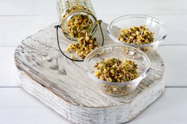 Beyaz masada bir kasede fasulye filizlendirdim. Sağlıklı konsept, makrobiyotik gıda