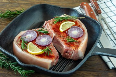 Baharat ve sebzeli ızgara kalemle taze sulu kırmızı et. Restoran yemekleri, lezzetli yemekler..