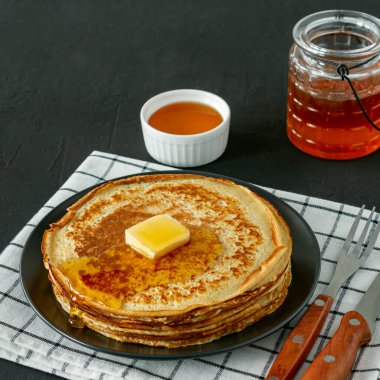 Krepler siyah bir tabakta bal şurubu ve tereyağı ile servis edilir. Krep haftası ya da Shrovetide için geleneksel krepler