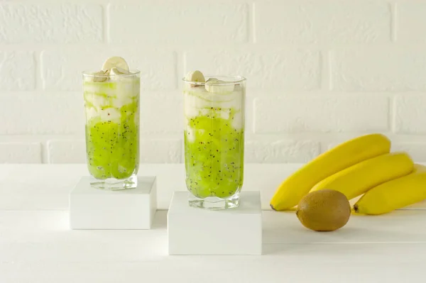 健康的な食事 キウイ バナナ 他の果物や野菜と緑のビタミンスムージー エネルギーと健康のための健康的な飲み物をデトックス — ストック写真