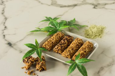 Kenevir tohumu ve hurma içeren ev yapımı çikolatalı protein barlar. Sağlıklı vejetaryen yemekleri