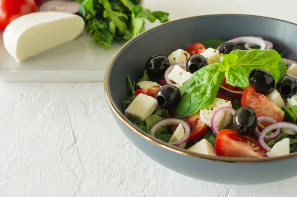 Griekse Salade Verse Groentesalade Met Komkommers Tomaten Olijven Paprika Feta — Stockfoto