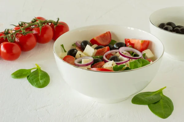 Verse Kleurrijke Griekse Salade Horiatiki Met Groenten Geserveerd Met Feta — Stockfoto