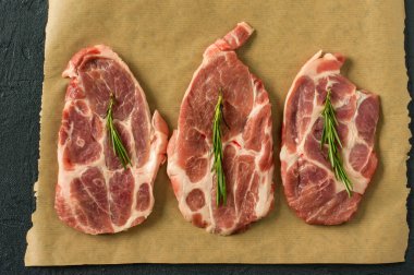 Pişirmeye hazır biberiyeli domuz pirzolası ve biberiye. Aşçılık ve aşçılık..