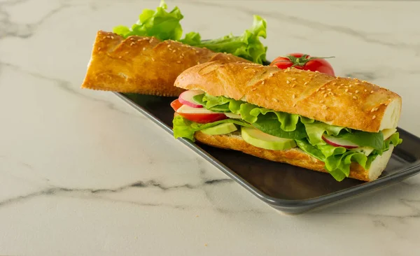 Veganistisch Broodje Met Sla Avocado Tomaat Kaas Gezonde Snack Voedsel — Stockfoto