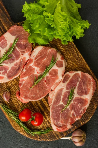 Baharatlı Raw Pork Neck Olgun Domatesler Tahta Kesme Tahtasındaki Taze — Stok fotoğraf